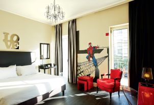 19-premium-graffiti-guestroom